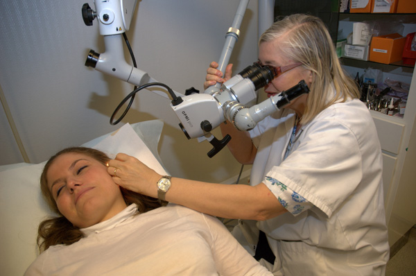 Examen d'un tympan au microscope